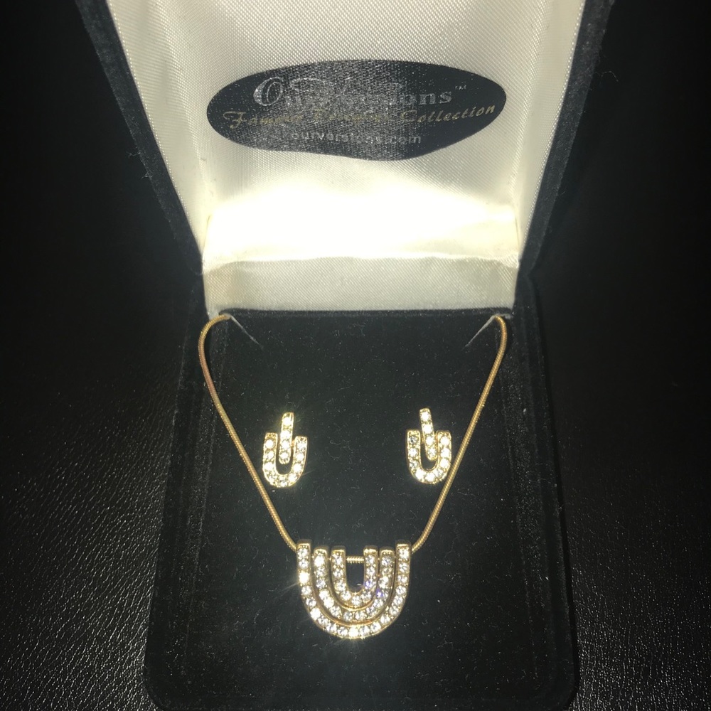 Necklace and earring set in gold